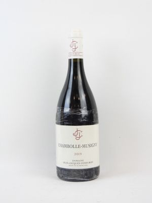 une bouteille de vin posée sur une table