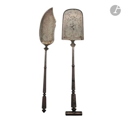paire de couteaux à fromage en métal plaqué argent avec des manches sculptés