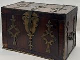 une petite boîte en bois ornée de décorations métalliques