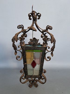 une suspension ornée d'un motif en vitrail