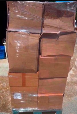 une grande pile de cartons posée sur une palette