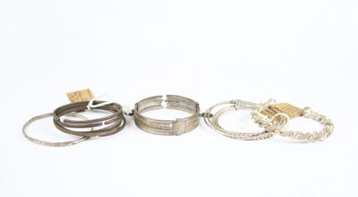 plusieurs types de bagues et de bracelets posés sur un fond blanc