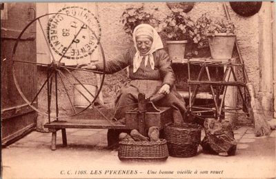 une vieille photo d'une femme assise sur un banc devant un rouet