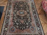 un grand tapis sur le sol d'un salon
