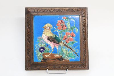 une photo d'un tableau représentant un oiseau accroché au mur