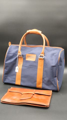 TORRENTE – Sac porté main en toile bleue marine ; on y joint une ...