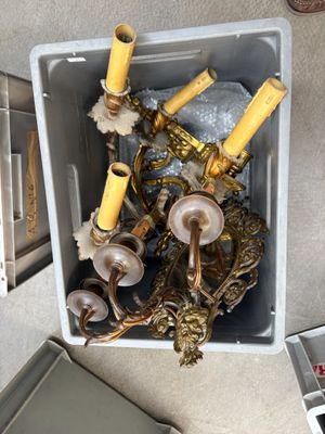 un récipient contenant tout un tas de bougies