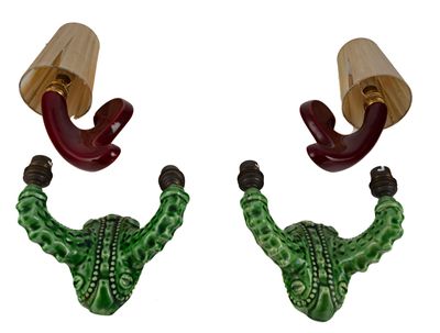 deux crochets fixés au mur