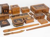 de nombreux objets en bois posés sur une table