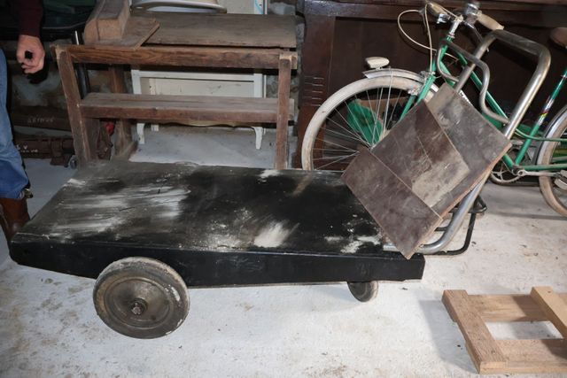 Chariot de manutention et brouette en bois