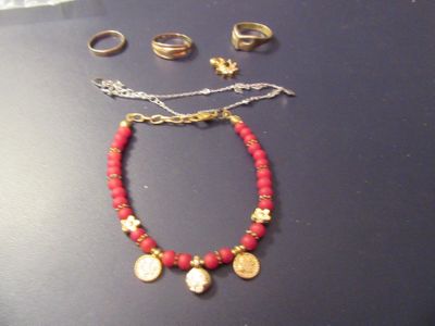 un collier, un bracelet et une bague posés sur une table