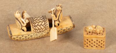 un petit bateau en bois sur lequel se trouvent deux figurines