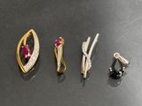 trois types de bijoux différents sur un fond noir