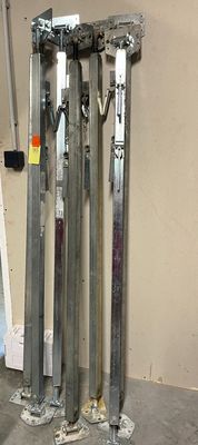 de nombreux outils exposés dans la salle