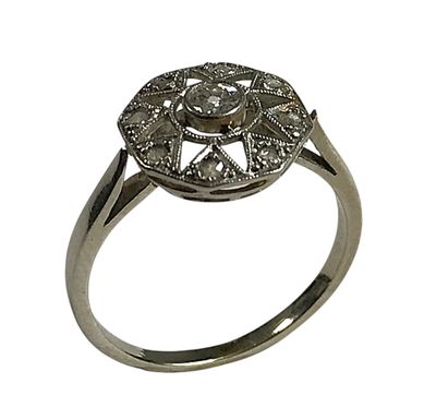 une image représentant une bague en argent ornée d'un motif floral