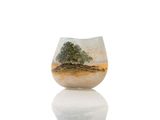 un vase en verre orné d'une image représentant un arbre