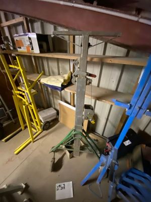 une photo d'une pièce dans laquelle se trouvent une échelle et quelques outils