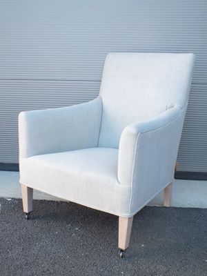 une image représentant une chaise blanche posée devant un mur