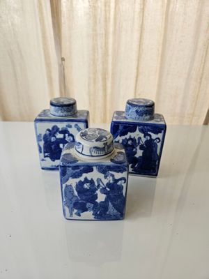 CHINE Trois flacons rectangulaires couverts en porcelaine bl…