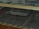 une vitrine en verre contenant des casseroles et des poêles