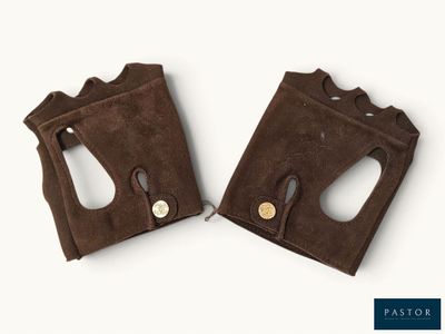 paire de gants sans doigts en daim marron sur fond blanc