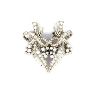 une image représentant une broche en diamants et perles sur fond blanc