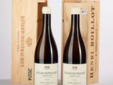 deux bouteilles de vin posées devant une caisse en bois sur une table