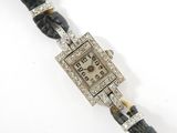 Gros plan sur une montre-bracelet ornée de diamants