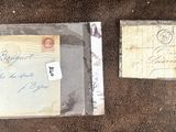 deux enveloppes affranchies sont posées sur une surface marron