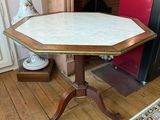 une table dont le plateau est en marbre