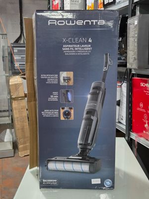 le carton d'un aspirateur posé sur une table dans un magasin