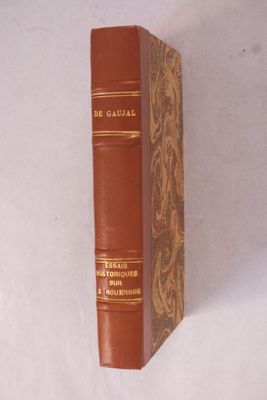un livre posé sur une table