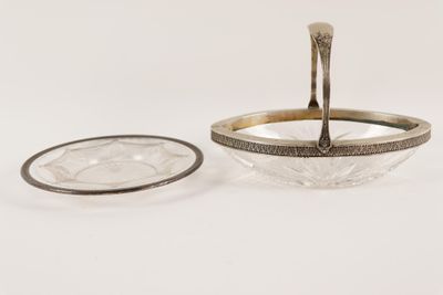 une image représentant une assiette en argent avec une cuillère et un bol