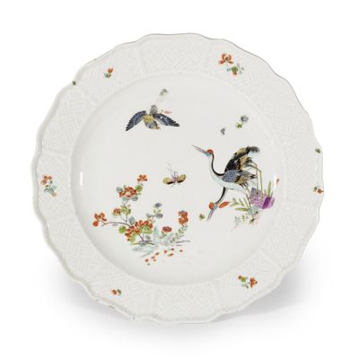 un gros plan d'une assiette décorée d'oiseaux et de fleurs