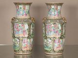 deux vases posés sur une table en verre
