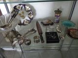 une vitrine en verre contenant divers objets