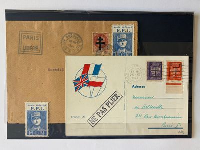 une feuille de papier sur laquelle sont collés des timbres, accrochée au mur