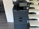 une imprimante placée au-dessus d'une armoire