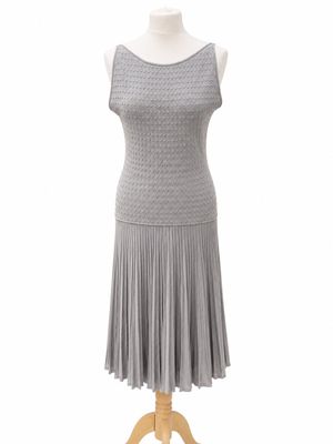 une robe sur un mannequin sur fond blanc