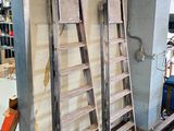 deux échelles appuyées contre un mur dans un garage