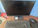 un écran d'ordinateur et un clavier posés sur un bureau