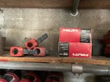 de nombreux outils posés sur une étagère dans un garage