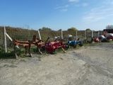 de nombreux types de matériel agricole alignés au bord de la route