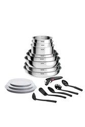une pile de casseroles et poêles en acier inoxydable sur fond blanc