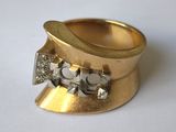 une bague en or ornée d'un nœud et de diamants