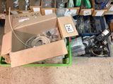 une boîte d'objets hétéroclites posée sur le sol