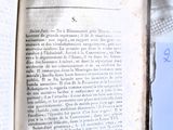 un livre ouvert avec l'image d'un oiseau dessus
