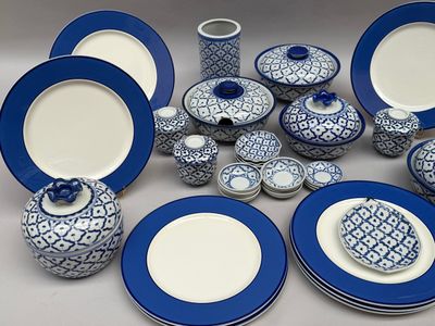 service de table bleu et blanc, avec des bords bleus et des assiettes blanches