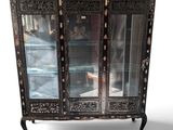 une armoire noire munie d'une porte vitrée