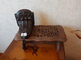 une petite table en bois surmontée d'une tête d'éléphant